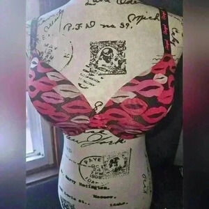 Victoria Secret Womans T Shirt  Lightly Lined Bra Size 34 DD
